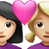 Bagaimana emoji Pasangan dengan simbol hati: perempuan, perempuan, ton kulit cerah dan ton kulit sederhana cerah kelihatan di Apple.