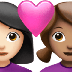 Bagaimana emoji Pasangan dengan simbol hati: perempuan, perempuan, ton kulit cerah dan ton kulit sederhana kelihatan di Apple.