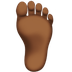 Bagaimana Foot: Medium-Dark Skin Tone emoji terlihat di Apple.