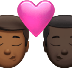 Bagaimana Kiss: Man, Man, Medium-Dark Skin Tone, Dark Skin Tone emoji terlihat di Apple.