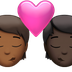 Bagaimana Kiss: Person, Person, Medium-Dark Skin Tone, Dark Skin Tone emoji terlihat di Apple.