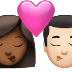 Bagaimana Kiss: Woman, Man, Medium-Dark Skin Tone, Light Skin Tone emoji terlihat di Apple.