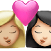 Bagaimana Kiss: Woman, Woman, Medium-Light Skin Tone, Light Skin Tone emoji terlihat di Apple.