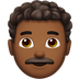 Bagaimana Man: Medium-Dark Skin Tone, Curly Hair emoji terlihat di Apple.