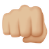 Bagaimana Oncoming Fist: Medium-Light Skin Tone emoji terlihat di Apple.