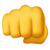 Bagaimana Oncoming Fist emoji terlihat di Apple.