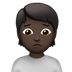 Bagaimana Person Frowning: Dark Skin Tone emoji terlihat di Apple.