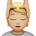 Jak wygląda emoji Osoba podczas masażu: karnacja średnio jasna w Apple.