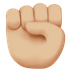 Bagaimana Raised Fist: Medium-Light Skin Tone emoji terlihat di Apple.