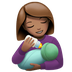 Bagaimana Woman Feeding Baby: Medium Skin Tone emoji terlihat di Apple.