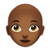 Bagaimana Woman: Medium-Dark Skin Tone, Bald emoji terlihat di Apple.