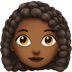 Bagaimana emoji Perempuan: ton kulit sederhana gelap dan rambut kerinting kelihatan di Apple.