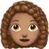 Bagaimana emoji Perempuan: ton kulit sederhana dan rambut kerinting kelihatan di Apple.