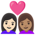 Bagaimana emoji Pasangan dengan simbol hati: perempuan, perempuan, ton kulit cerah dan ton kulit sederhana kelihatan di Google.