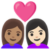 Bagaimana emoji Pasangan dengan simbol hati: perempuan, perempuan, ton kulit sederhana dan ton kulit cerah kelihatan di Google.