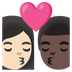 Bagaimana emoji Cium: perempuan, lelaki, ton kulit cerah dan ton kulit gelap kelihatan di Google.