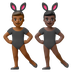Hvordan Mænd med kaninører: medium til mørk teint og mørk teint emoji ser ud på Google.