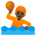 Cómo se ve el emoji Persona jugando al waterpolo: tono de piel oscuro en Google.