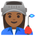 Cómo se ve el emoji Profesional industrial mujer: tono de piel oscuro medio en Google.