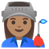 Cómo se ve el emoji Profesional industrial mujer: tono de piel medio en Google.