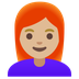 A quoi ressemblent les emoji Femme: peau moyennement claire et cheveux roux sur Google.