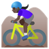 Cómo se ve el emoji Mujer en bicicleta de montaña: tono de piel oscuro en Google.