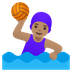 Cómo se ve el emoji Mujer jugando al waterpolo: tono de piel medio en Google.