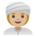 Cómo se ve el emoji Mujer con turbante: tono de piel claro medio en Google.