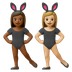 Hvordan Kvinder med kaninører: medium til mørk teint og medium til lys teint emoji ser ud på Google.