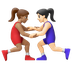 Hvordan Kvindelige brydere: medium teint og lys teint emoji ser ud på Google.