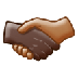 Bagaimana Handshake: Dark Skin Tone, Medium Skin Tone emoji terlihat di Samsung.