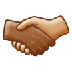 Bagaimana Handshake: Medium-Dark Skin Tone, Medium-Light Skin Tone emoji terlihat di Samsung.