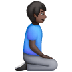 Bagaimana Man Kneeling Facing Right: Dark Skin Tone emoji terlihat di Samsung.