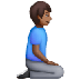 Bagaimana Man Kneeling Facing Right: Medium-Dark Skin Tone emoji terlihat di Samsung.