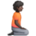 Bagaimana Person Kneeling Facing Right: Dark Skin Tone emoji terlihat di Samsung.