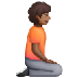 Bagaimana Person Kneeling Facing Right: Medium-Dark Skin Tone emoji terlihat di Samsung.