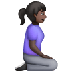 Bagaimana Woman Kneeling Facing Right: Dark Skin Tone emoji terlihat di Samsung.