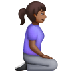 Bagaimana Woman Kneeling Facing Right: Medium-Dark Skin Tone emoji terlihat di Samsung.