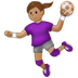 Cómo se ve el emoji Mujer jugando al balonmano: tono de piel medio en Samsung.