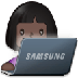 Cómo se ve el emoji Profesional de la tecnología mujer: tono de piel oscuro en Samsung.