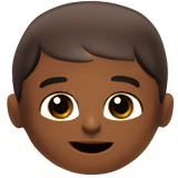 Jak wygląda emoji Chłopiec: karnacja średnio ciemna w Apple.