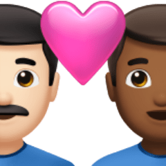 A quoi ressemblent les emoji Couple avec cœur : homme, homme, peau claire et peau mate sur Apple.