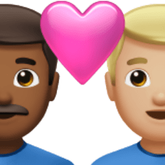 Bagaimana emoji Pasangan dengan simbol hati: lelaki, lelaki, ton kulit sederhana gelap dan ton kulit sederhana cerah kelihatan di Apple.