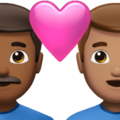 Bagaimana Pasangan dengan hati: pria, pria, warna kulit gelap-sedang, warna kulit sedang emoji terlihat di Apple.