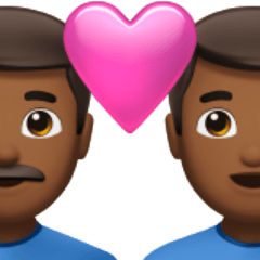 Bagaimana emoji Pasangan dengan simbol hati: lelaki, lelaki dan ton kulit sederhana gelap kelihatan di Apple.