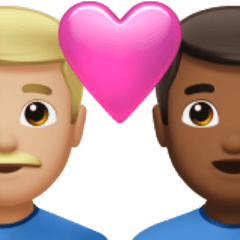 Come Coppia con cuore: uomo, uomo, carnagione abbastanza chiara e carnagione abbastanza scura emoji appare su Apple.