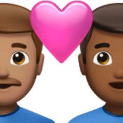 A quoi ressemblent les emoji Couple avec cœur : homme, homme, peau légèrement mate et peau mate sur Apple.