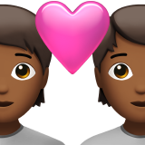 איך זוג עם לב: גוון עור כהה בינוני emoji נראה על Apple.