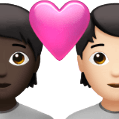 Cómo se ve el emoji Pareja enamorada: persona adulta, persona adulta, tono de piel oscuro, tono de piel claro en Apple.