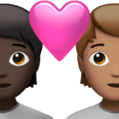 A quoi ressemblent les emoji Couple avec cœur : adulte, adulte, peau foncée et peau légèrement mate sur Apple.